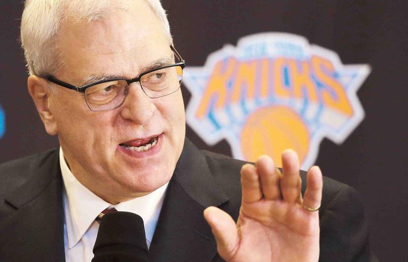Phil Jackson dijo que el despido del entrenador Derek Fisher fue "necesario" para sacar a los Knicks de su racha perdedora. (AP / Mark Lennihan)