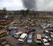 Vehículos dañados y quemados se ven en una parte destruida de la planta metalúrgica Illich Iron & Steel Works, en un área controlada por las fuerzas separatistas respaldadas por Rusia en Mariupol, Ucrania, el 18 de abril de 2022.
