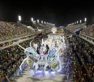 Desfile de carrozas durante el Carnaval de Río de Janeiro en febrero de 2013.