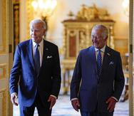El rey británico Carlos III, derecha, y el presidente estadounidense Joe Biden llegan para reunirse con participantes de un foro climático en el Castillo de Windsor, en Inglaterra, el lunes 10 de junio de 2023.