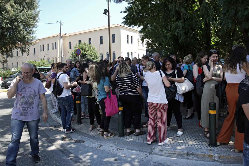 Multitud de personas salieron a las calles en el centro de Atenas, preocupadas por el terremoto. (EFE)