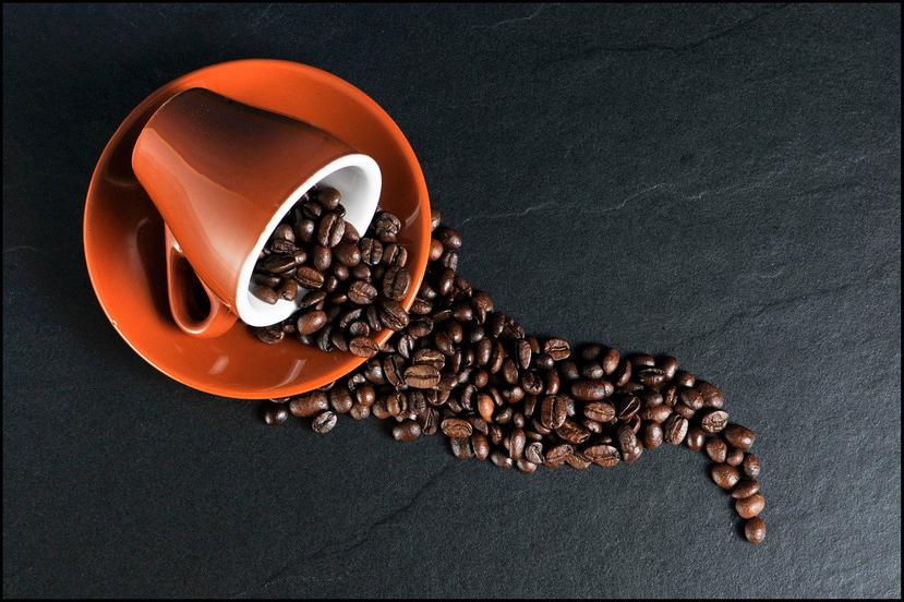 Se recomienda optar por los cafés en grano, así como tener un molino de café en casa para mantener el producto fresco. (Pixabay)
