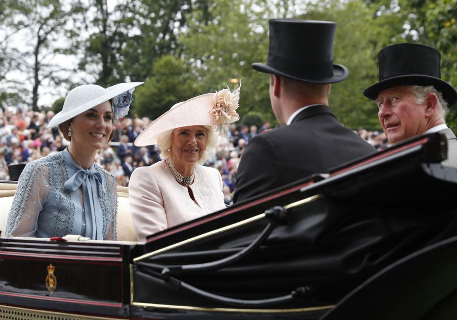 La duquesa de Cambridge, en la foto acompañada por la duquesa de Cornualles, sorprendió al vestir un traje con detalles transparentes. (AP)