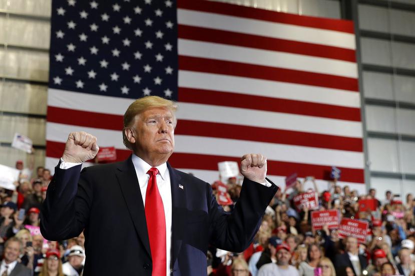 El presidente Donald Trump mira a la multitud después de hablar en un mitin de campaña en el Aeropuerto Internacional de Pensacola, el sábado 3 de noviembre de 2018, en Pensacola, Florida. (AP /Evan Vucci)