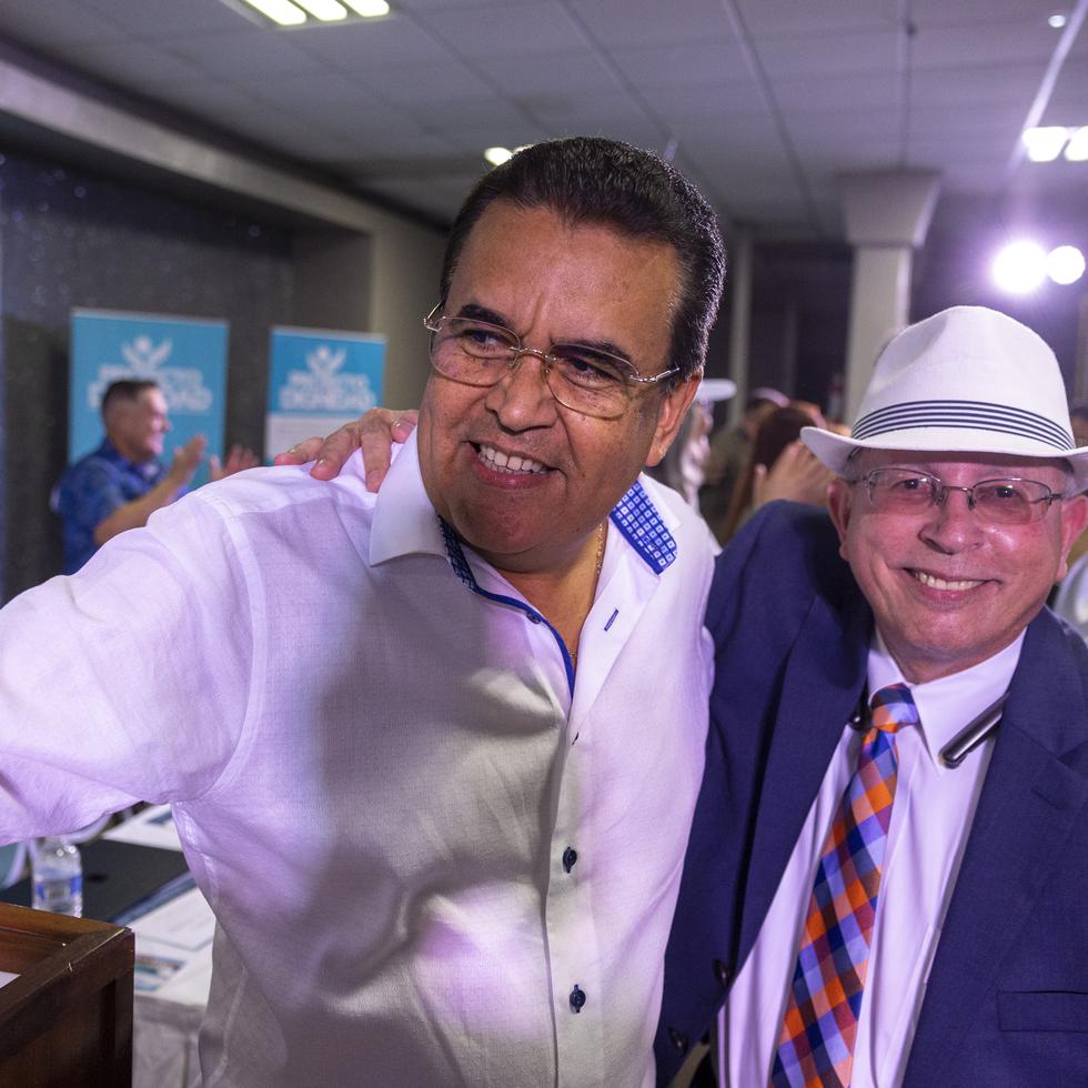 El traspaso de la presidencia entre Javier Jiménez y César Vázquez ocurrió durante una reunión general de Proyecto Dignidad en el Centro de Convenciones Hotel Costa Bahía, en Guayanilla.