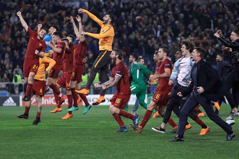Los jugadores del club Roma festejan luego de completar la histórica remontada sobre el FC Barcelona. (AP / Gregorio Borgia)