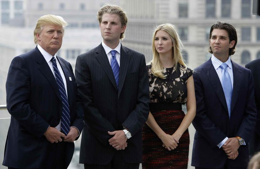 Eric Trump (segundo de izquierda a derecha) presentó una solicitud para traer 29 trabajadores por esta temporada a través del programa de visas H-2ª. (Archivo / GFR Media)