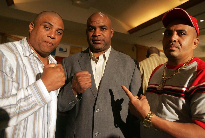 En esta foto de archivo, el manejador de boxeadores Juan de León (izquierda) aparece junto a su fenecido hermano y excampeón mundial Carlos "Sugar" de León. (GFR Media)