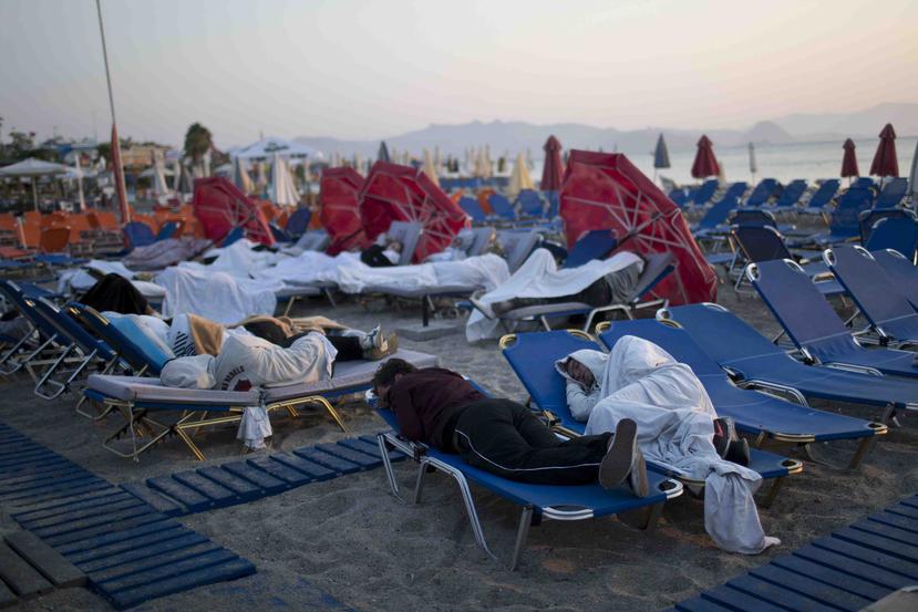 Turistas duermen en sillas de playa en la isla de Kos tras el terremoto que se sintió allí. (AP)