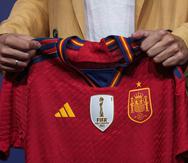 La nueva seleccionadora femenina absoluta de España, Montse Tomé, sostiene una camiseta del equipo en su presentación oficial.
