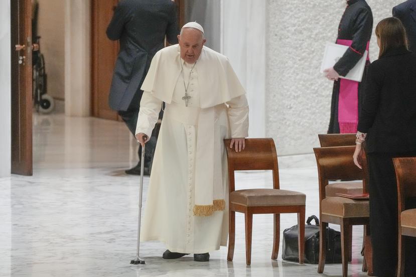 El papa Francisco llega al salón Pablo VI con motivo de la audiencia general semanal en el Vaticano, el miércoles 13 de diciembre de 2023.
