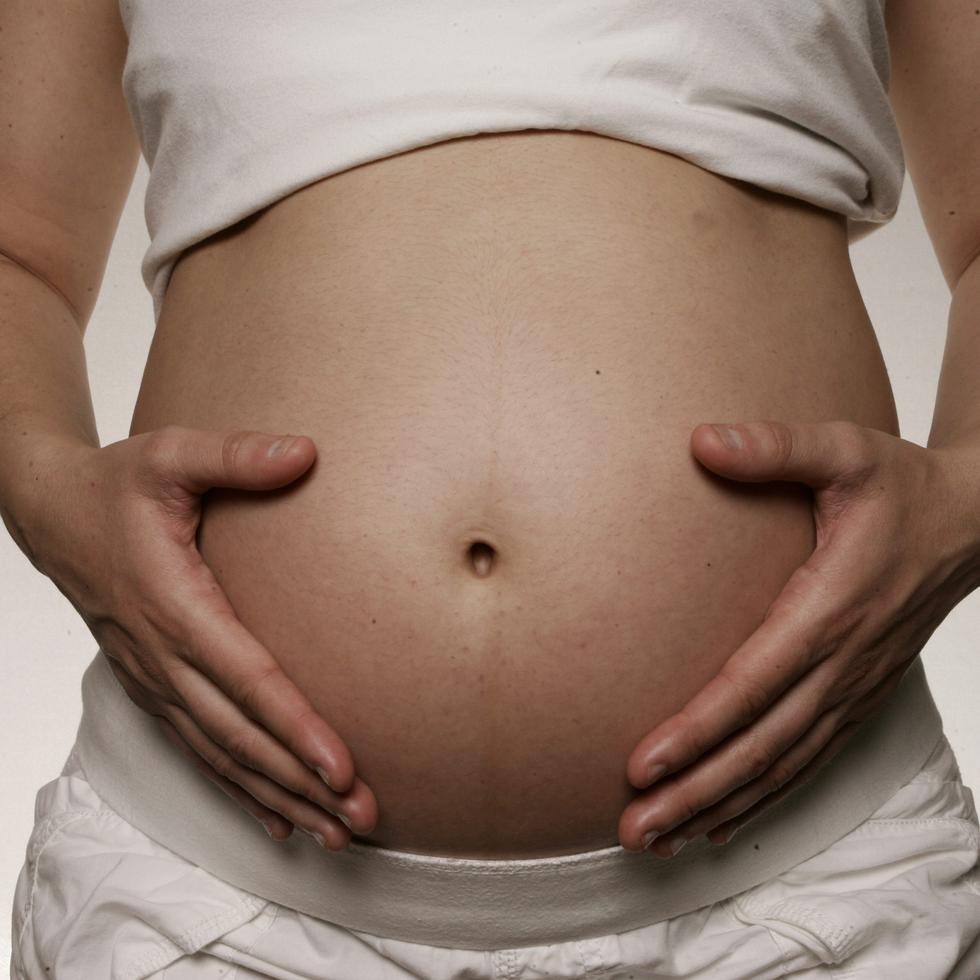 Inicialmente, se había intentado establecer que la subrogación gestacional fuera una alternativa solo para aquellas personas que no pudieran cargar a término un embarazo “por razones médicas o biológicas”.