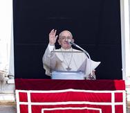 El papa Francisco en la ventana de sus dependencias en el Vaticano. EFE/EPA/FABIO FRUSTACI
