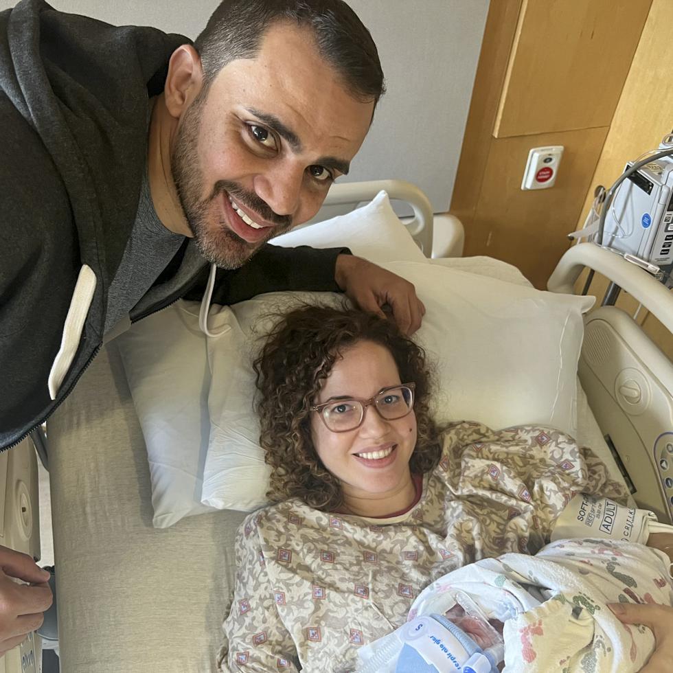 Gilberto Miranda y Fabiola Ríos viajaron el pasado jueves a Pittsburgh con la idea de presenciar el partido del Día de Roberto Clemente al día siguiente, pero su bebé nació prematuro en un hospital de la ciudad.