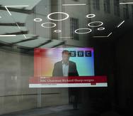 Una pantalla muestra un noticiero a través de una ventana de la BBC tras la renuncia del presidente de la entidad pública, Richard Sharp, en Londres, el 28 de abril de 2023.