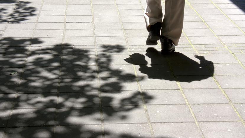 Cualquier persona que esté caminando, y objetos verticales como postes, escaleras y otros no tendrán sombra durante el sol cenital.