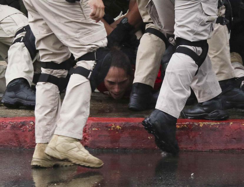 Imagen de uno de los arrestados ayer durante los disturbios que se suscitaron luego de concluidas las actividades asociadas al Paro Nacional. (Especial para GFR Media / Ángel M. Rivera)
