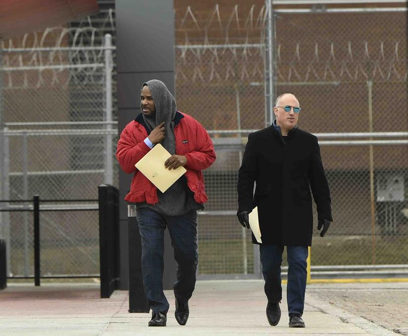 El cantante de R&B R. Kelly, izquierda, sale de la cárcel del condado de Cook, en Chicago, el sábado 9 de marzo del 2019. A su lado aparece su abogado Steve Greenberg. (AP/Paul Beaty)