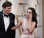 Ashton Kutcher junto a Mila Kunis a su llegada a los Oscar.