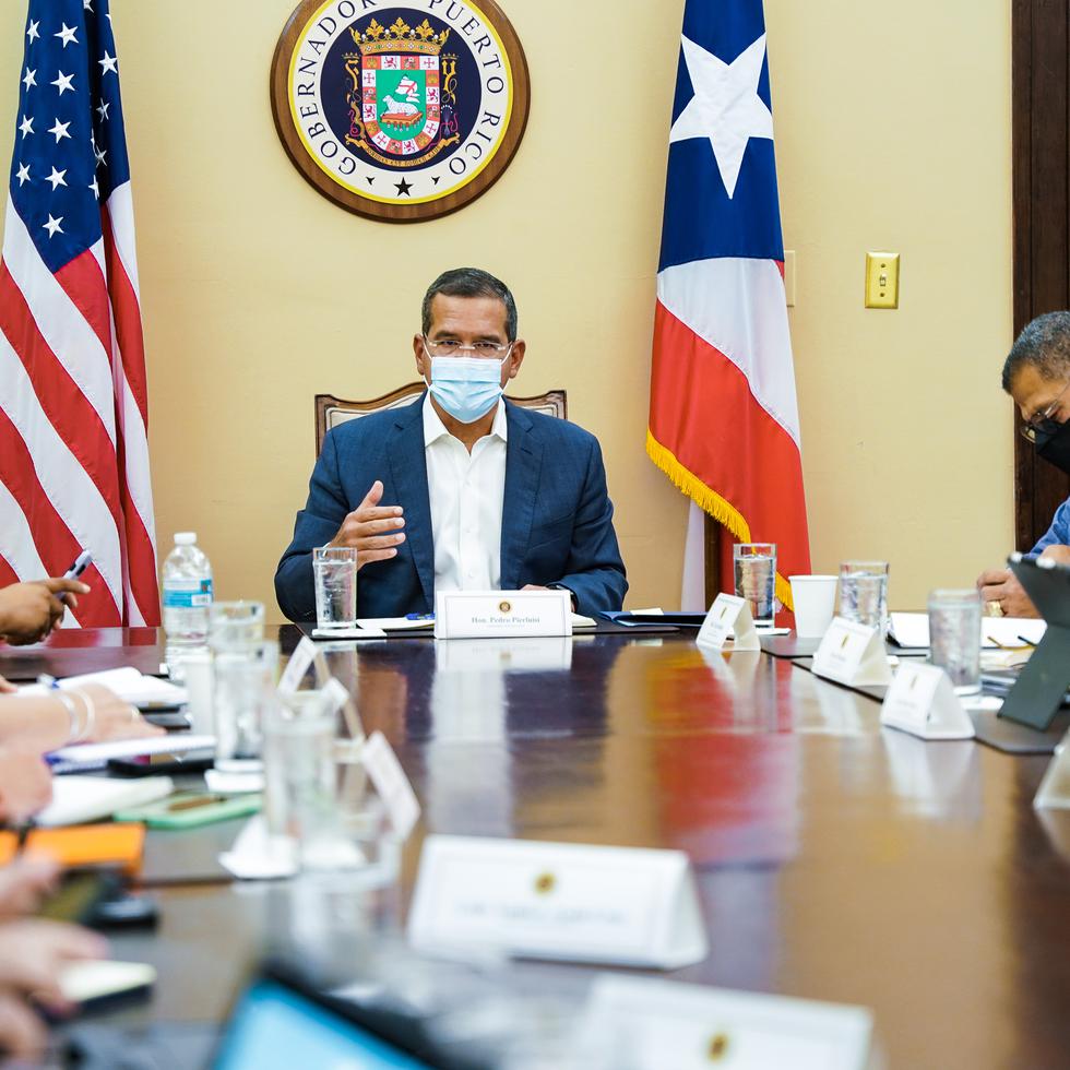 El gobernador Pedro Pierluisi durante la reunión con el liderato magisterial en La Fortaleza.