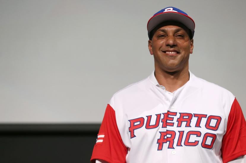 Juan 'Igor' González posa con el uniforme de Puerto Rico luego de su presentación como dirigente.