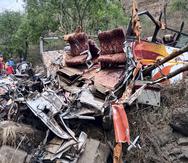 Policías y rescatistas inspeccionan los restos de un bus de pasajeros accidentado cerca de Khopoli, a unas 43 millas de Mumbai, India.
