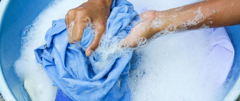 Si tienes colectada suficiente agua de lluvia puedes utilizar tres envases o pailas para lavar. (Shutterstock)