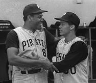 Maury Wills -a la derecha- y Willie Stargell comparten  como compañeros de equipo con los Pirates de Pittsburgh en el 1968. Wills falleció el lunes a los 89 años.