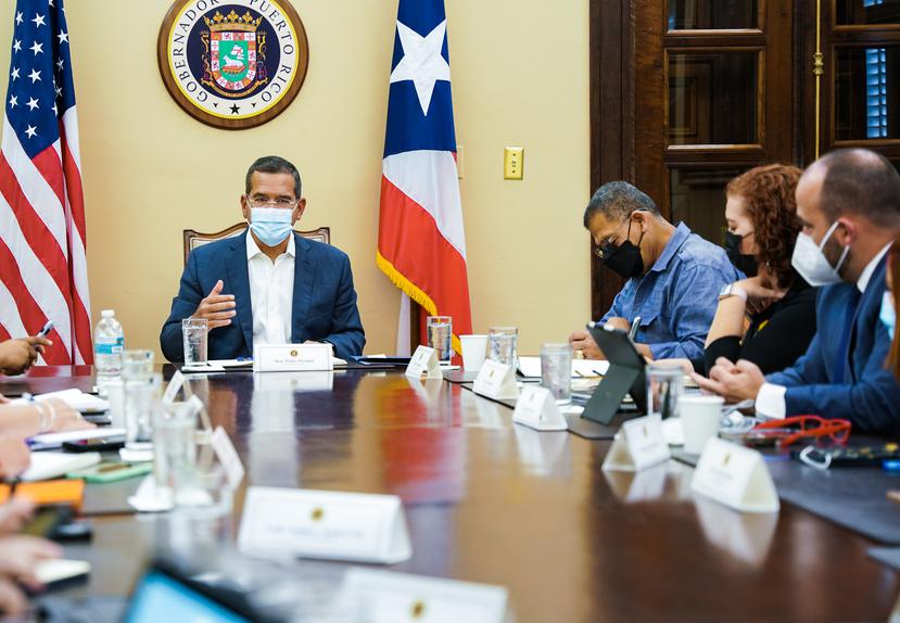 El gobernador Pedro Pierluisi durante la reunión con el liderato magisterial en La Fortaleza.