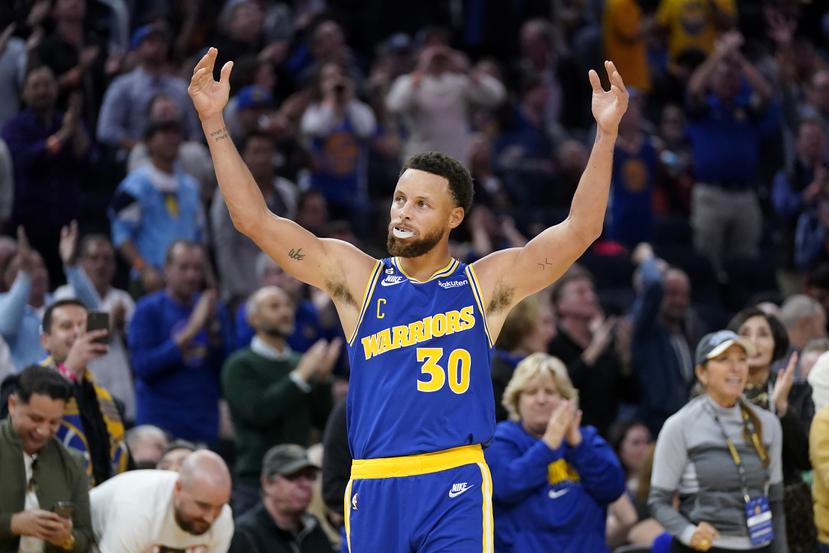 Stephen Curry (30), de los Warriors de Golden State, celebra un triple en la segunda mitad del juego contra los Kings de Sacramento.