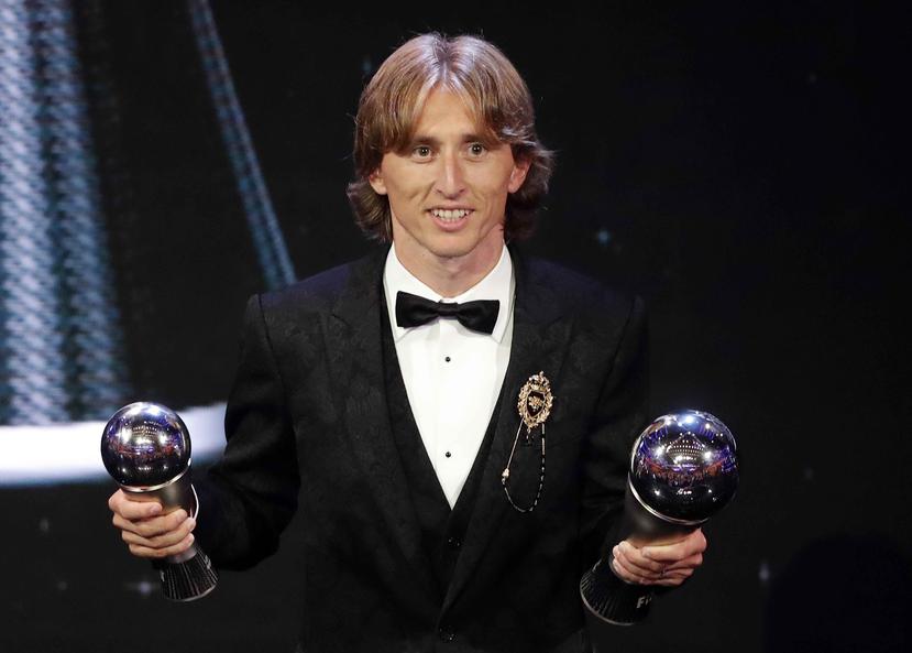 El croata Luka Modric posa con el premio al mejor jugador del año de la FIFA durante la ceremonia por el Premio The Best en el Royal Festival Hall en Londres, Inglaterra. (AP)