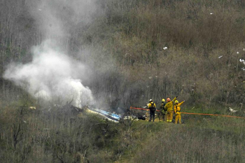 En esta foto de archivo del 26 de enero de 2020, los bomberos trabajan en el lugar donde se estrelló el helicóptero que trasportaba al exastro de la NBA, Kobe Bryant, en Calabasas, California (AP Foto/Mark J. Terrill)