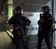 Policías en el lugar donde se reportaron disparos en Viena, Austria, el lunes 2 de noviembre de 2020.