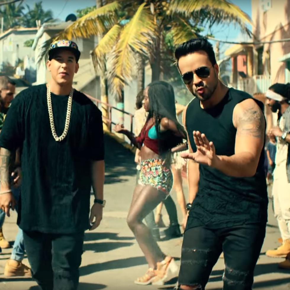 En el mensaje, el artista incluye una foto con el reguetonero boricua Daddy Yankee, quien puso su toque urbano en la famosa canción.