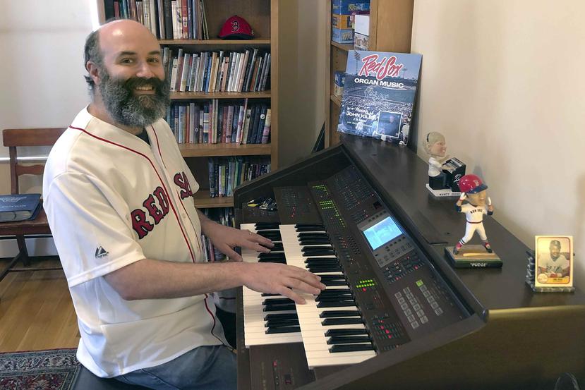 n esta foto de abril de 2020, proporcionada por el organista de los Medias Rojas de Boston, Josh Kantor, aparece él mismo, tocando dentro de su casa en Cambridge, Massachusetts. (AP)