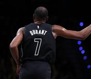 Kevin Durant, alero de los Nets de Brooklyn, festeja tras anotar ante los Raptors de Toronto en el duelo del viernes 21 de octubre de 2022.