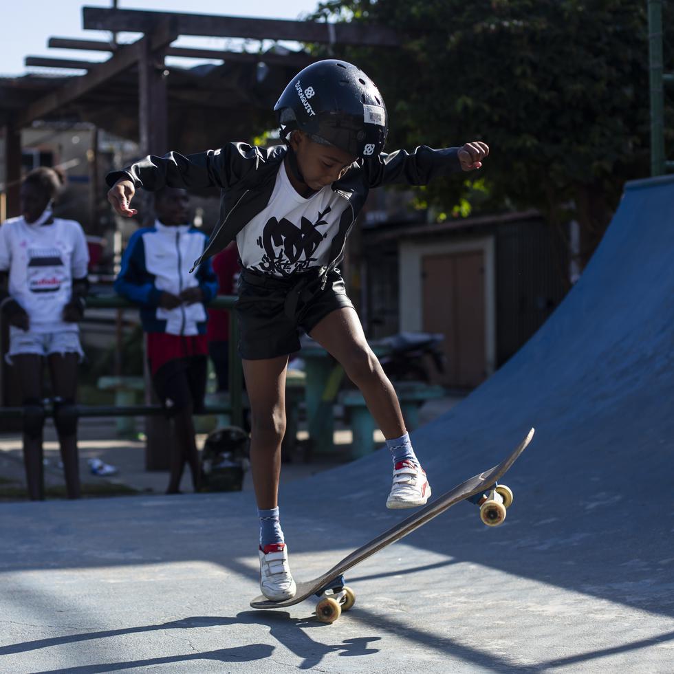 Ana Júlia dos Santos, de ocho años, sueña con llegar a ser campeona olímpica de skateboarding, mientras toma una clase de la disciplina como parte del proyecto social CDD Skate Arte en un parque público en la favela Cidade de Deus, en Río de Janeiro, Brasil.