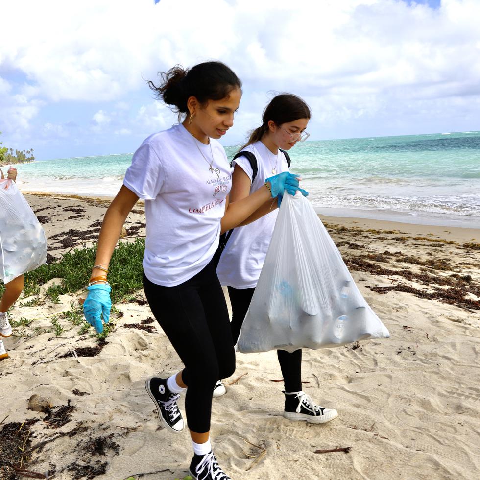 Aparte de las docenas de bolsas con basura, en la limpieza de playa en la zona de Loíza, organizada por la Fundación Alma de Bahía, se encontraron una mesa con clavos, un lavamanos y un inodoro.