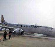 El avión de Myanmar National Airline que realizó un aterrizaje de emergencia en el Aeropuerto Internacional Mandalay en Mandalay, Myanmar, el 12 de mayo del 2019. (Aung Thura vía AP)