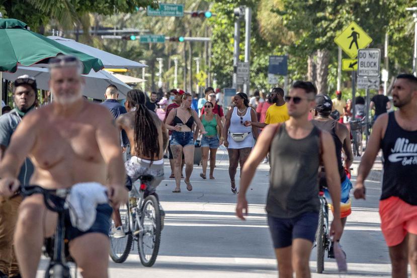 Personas en Miami Beach, el pasad 26 de junio de 2020. (EFE)