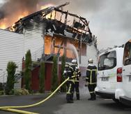Bomberos intentan contener un incendio en una casa de descanso para ancianos en Wintzenheim, en el noreste de Francia.