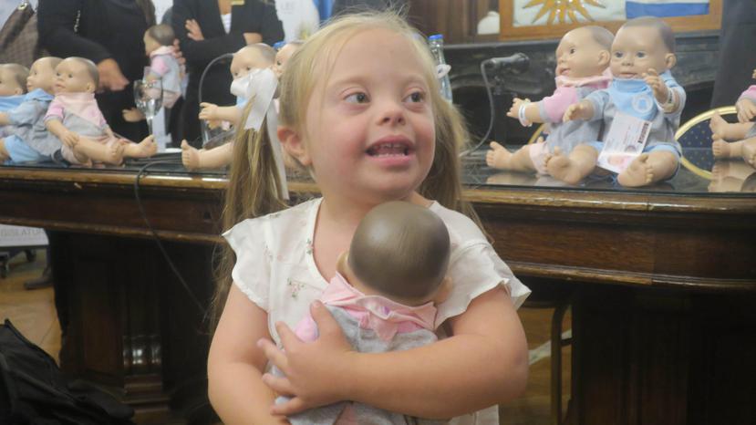 Una niña con Síndrome de Down abraza el muñeco Oli en Buenos Aires, Argentina. (Foto: EFE)