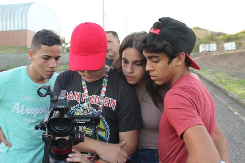 Estudiantes de las Escuela de Bellas Artes de Coamo durante la filmación de su producción “140”. (Suministrada)