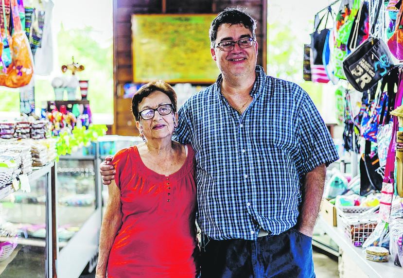 Maria V. Medina Estremera y su hijo José Domingo Fernandez Estremera  son los propietarios de La Granja, en la PR -2 en Quebradillas, un negocio establecido hace más de 70 años.