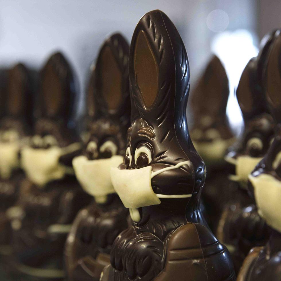 Línea de conejos de chocolate con mascarillas hechas con chocolate blanco.
