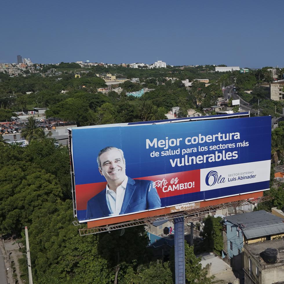 Un cartel del candidato a la reelección presidencial Luis Abinader en Santo Domingo, República Dominicana, el jueves 16 de mayo de 2024.