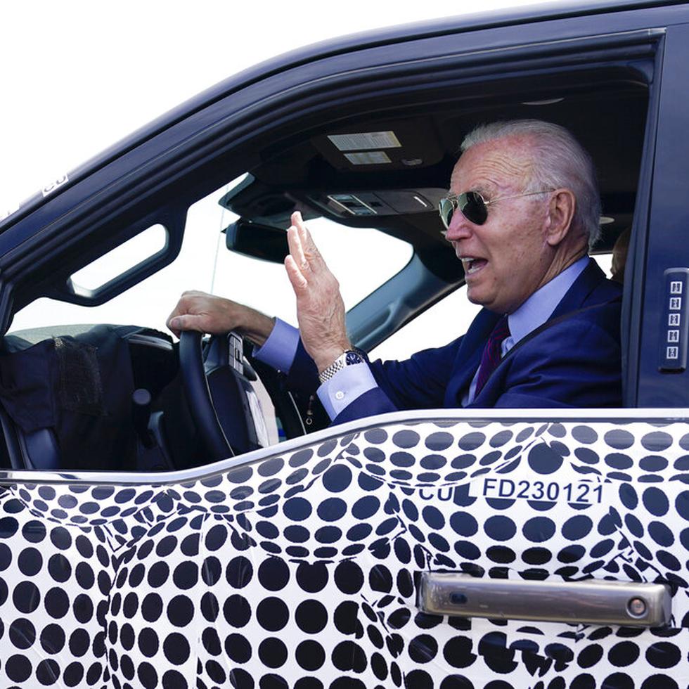 El presidente Joe Biden hace un alto frente a la prensa mientras conduce una camioneta F-150 Lightning en una instalación de Ford en Dearborn, Michigan, el martes 18 de mayo de 2021. (AP Foto/Evan Vucci)