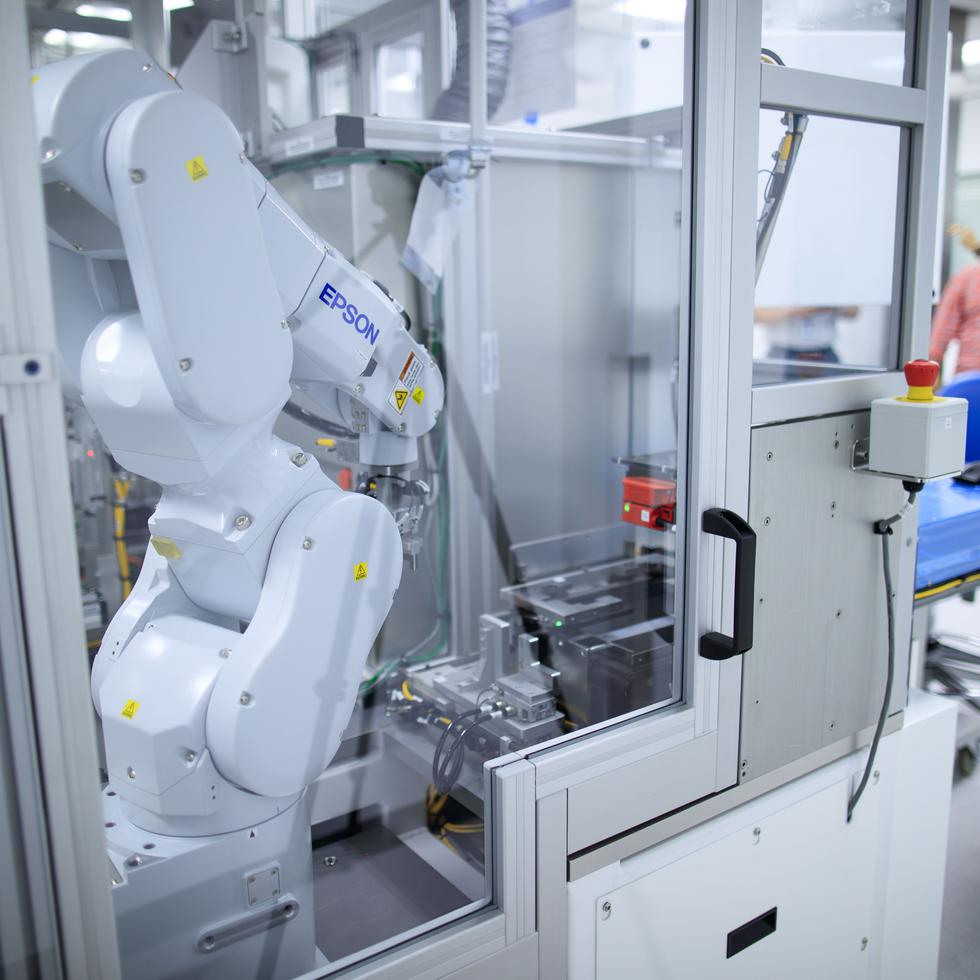 La nueva generación del sistema de monitoreo continuo de glucosa se fabricará en una línea 100% automatizada.