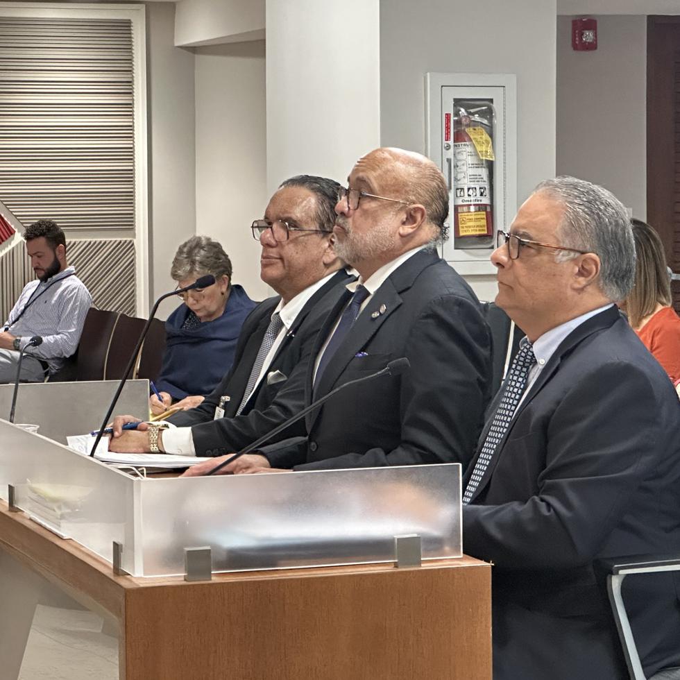 El presidente de Physician Correctional, Raúl Villalobos (centro), comparece ante el Senado para responder preguntas sobre la excarcelación de Hermes Ávila Vázquez, en 2023.