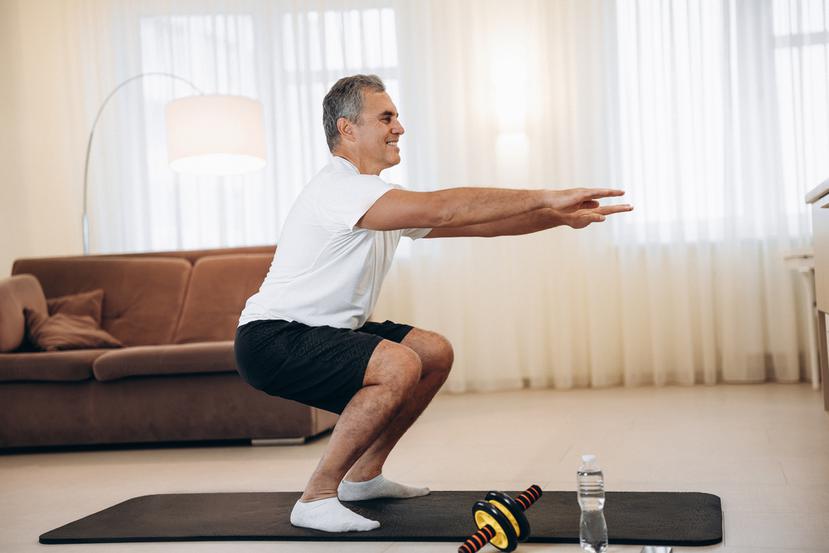 Los “squats” (sentadillas) queman calorías y pueden ayudar a perder peso. También reducen las posibilidades de lesionarse las rodillas y los tobillos, y fortalece los tendones, los huesos y los ligamentos alrededor de los músculos de las piernas.